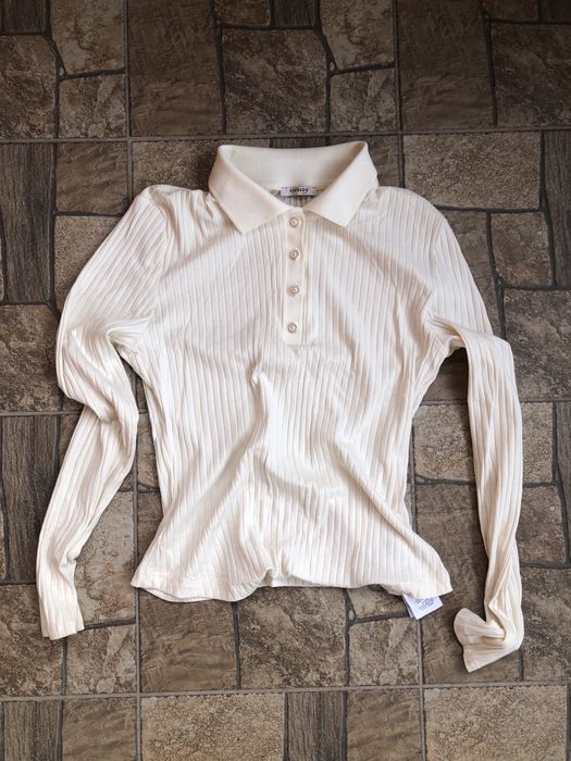 Білий лонгслів-поло в рубчик