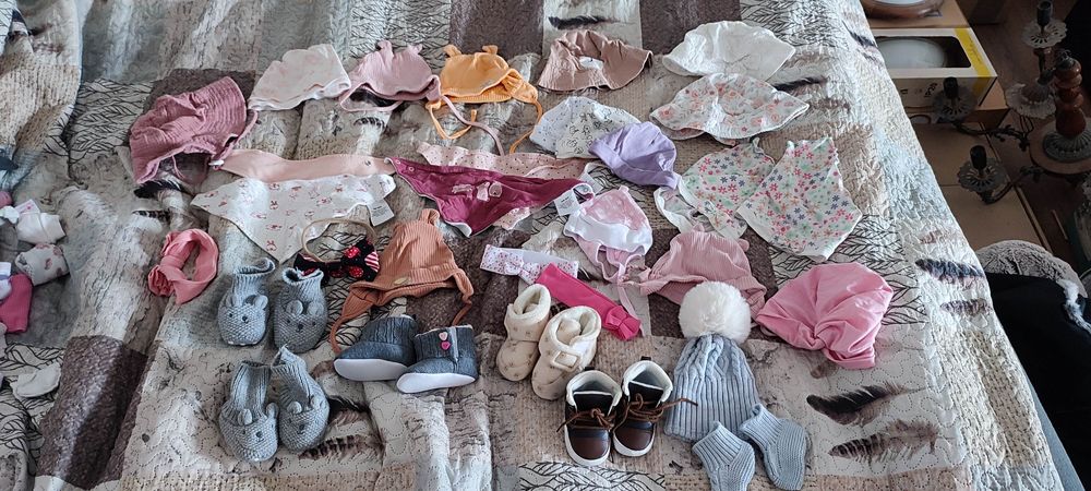 Buty czapki chusty opaski niemowlęce.