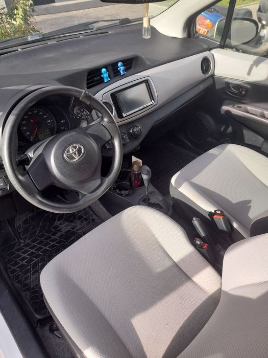 Продам TOYOTA Yaris 2011. Автомат