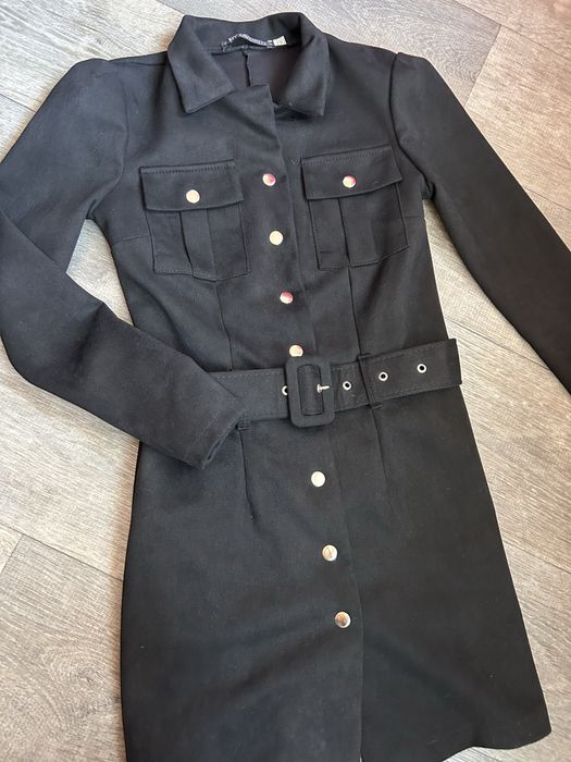 Чорна замшева сукня.