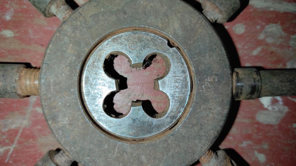 Метчик,плашка,плашкодержатель         .