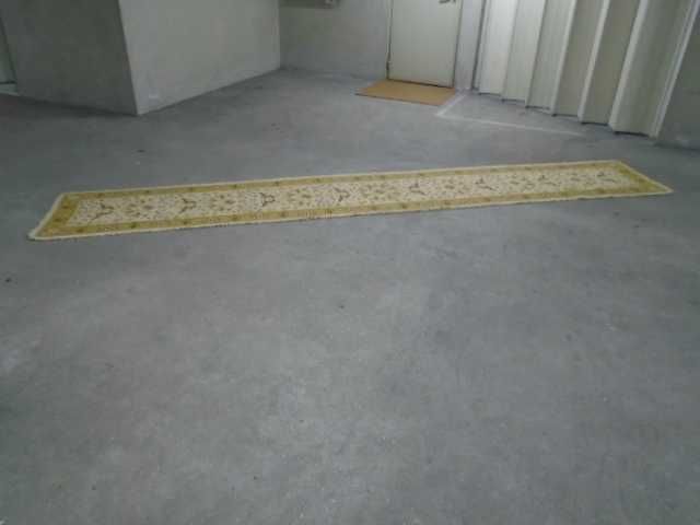 Passadeira em ponto de Arraiolos com 428 cm de comprimento
