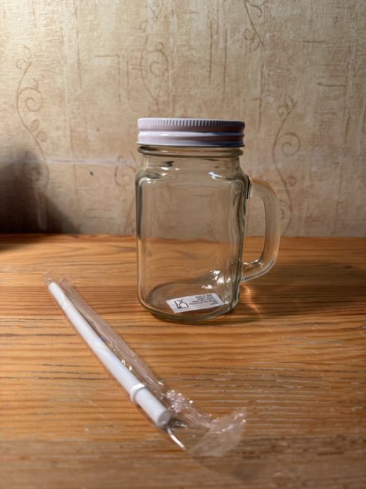 Szklany kubek ze słomką