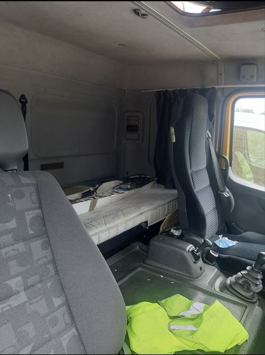 Mercedes Atego 818 Pronto Socorro tranporta 3 Carros.
