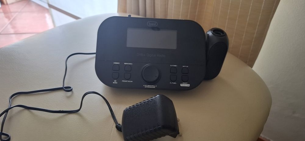 Rádio relógio Trevi RC 85D8-DAB