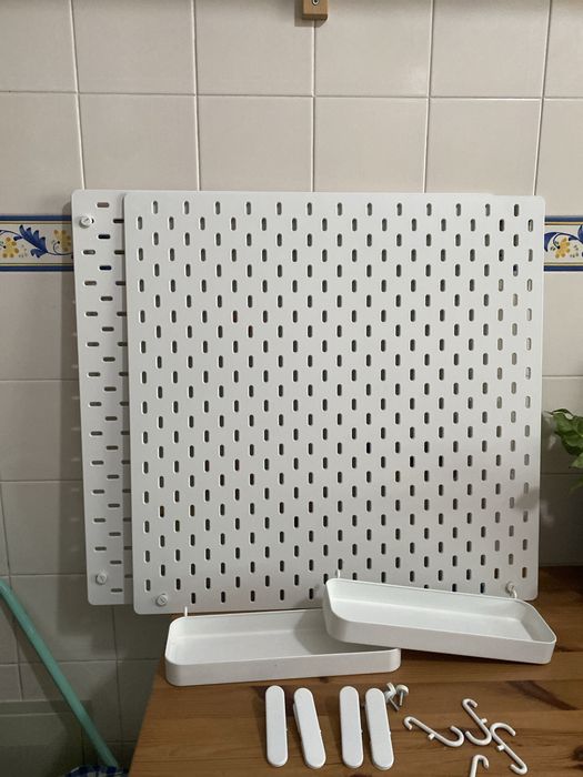 ikea skådis — 2 placares + 2 prateleiras + clipes