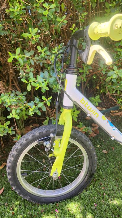 Bicicleta com pedais para criança