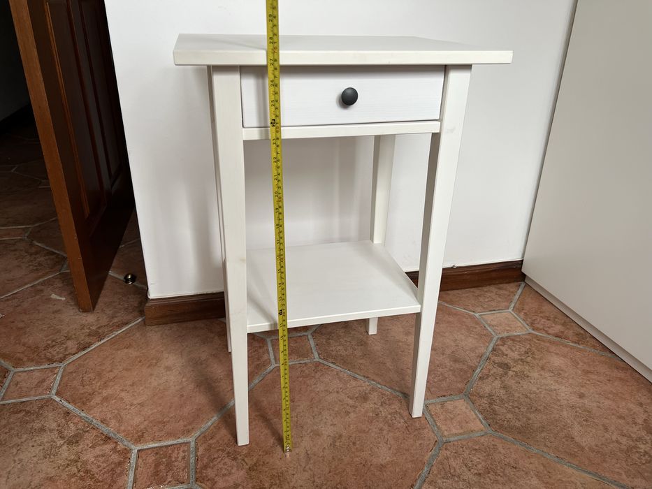 Mesa de cabeceira IKEA – branca, 70×46×35 cm, com gaveta e prateleira