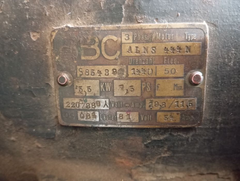 Bardzo stary silnik elektryczny trójfazowy