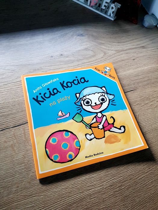 Kocia kocia na plaży stan nowa.