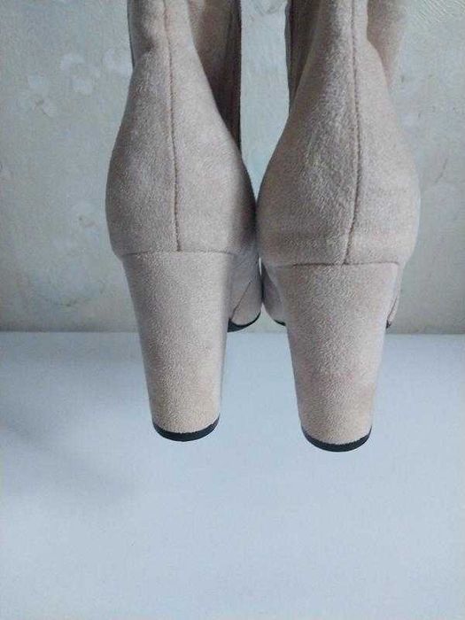 Чоботи жіночі 39р. пудрові, екозамша, світлі бежеві