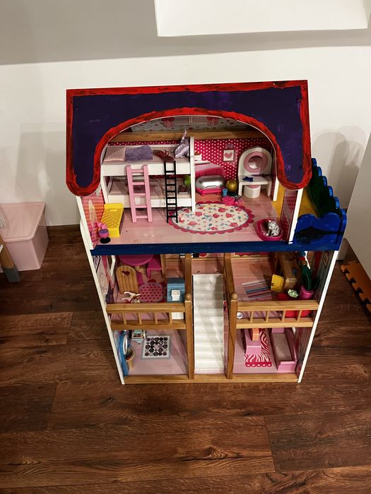 Drewniany domek dla lalek