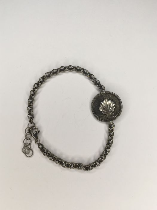 Pulseira com concha de Santiago em prata oxidada