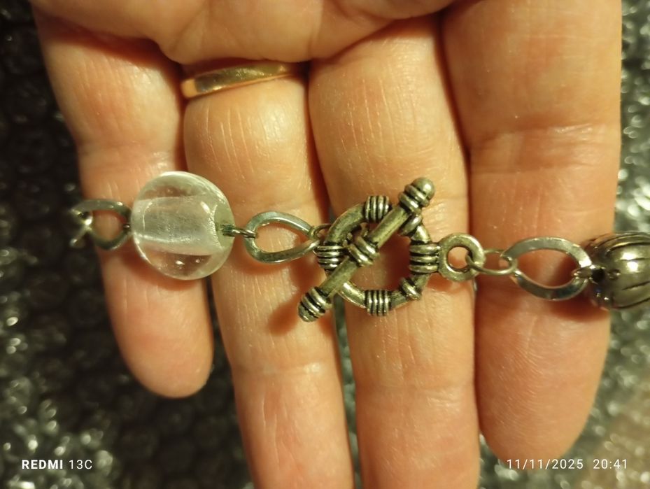 Pulseira com contas transparentes