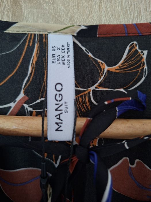 Wzorzysta bluzka w kwiaty Mango20