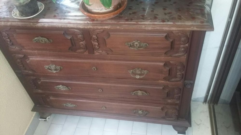 Cómoda em madeira maciça