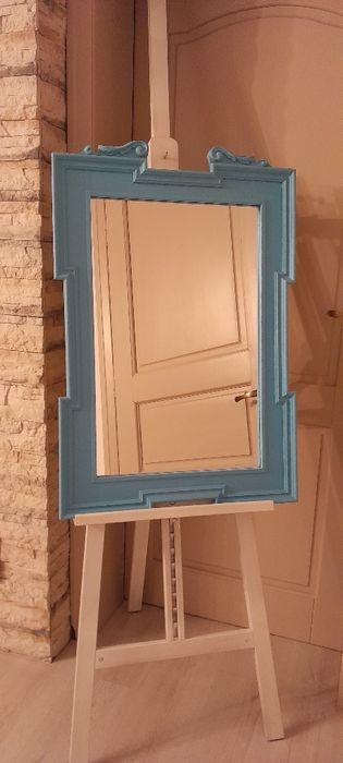 Lustro w drewnianej ramie