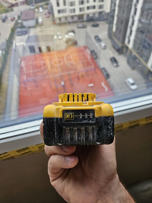 Акамулятор Dewalt 5A
