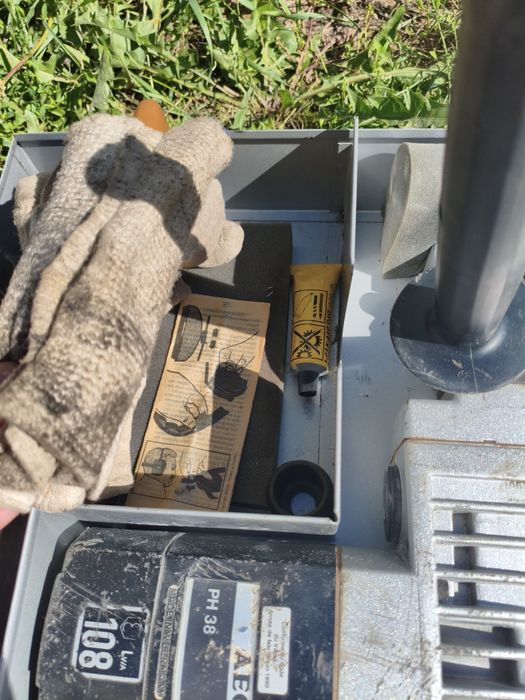 młotowiertarka udarowa.  Młot wyburzeniowy AEG PH 38