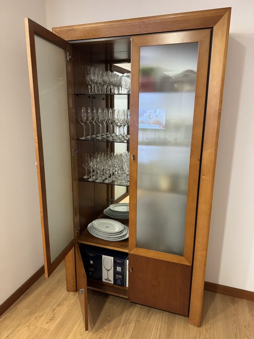 Vitrina / aparador em otimo estado