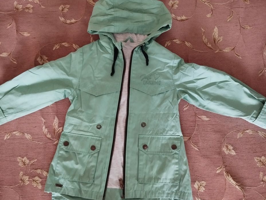 Вітрівка на дівчинку