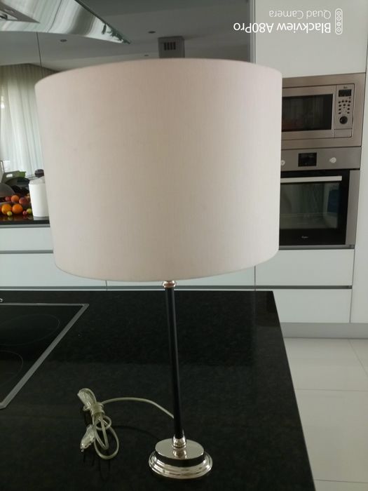 Vendo  um  candeeiro    em   branco  pérola como  novo pérola