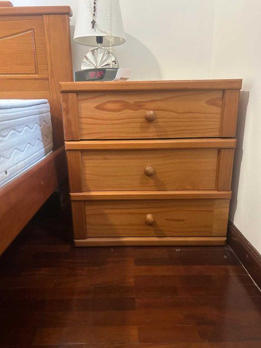Quarto Completo em Pinho Maciço – Excelente Estado