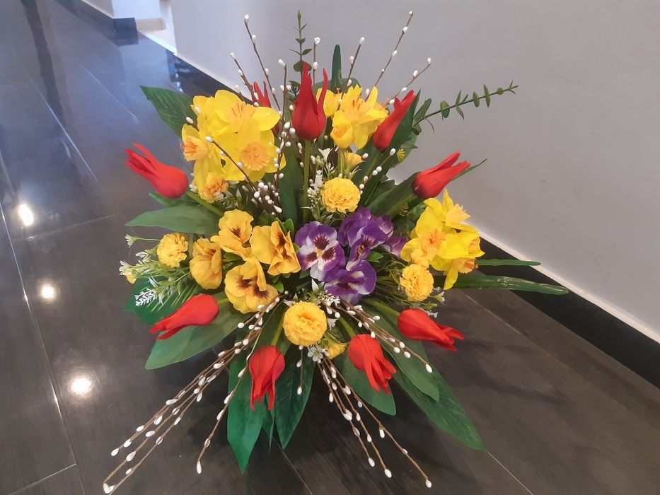 Wiązanka kompozycja wiosenna na cmentarz.