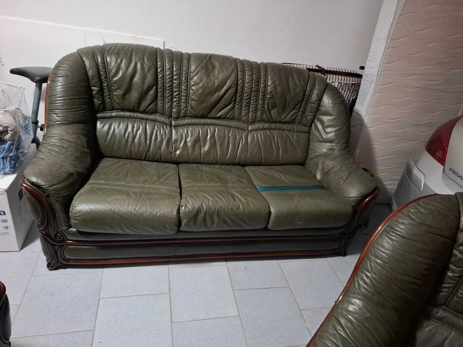 Conjunto de sofás em pele com cama .  Negociável.