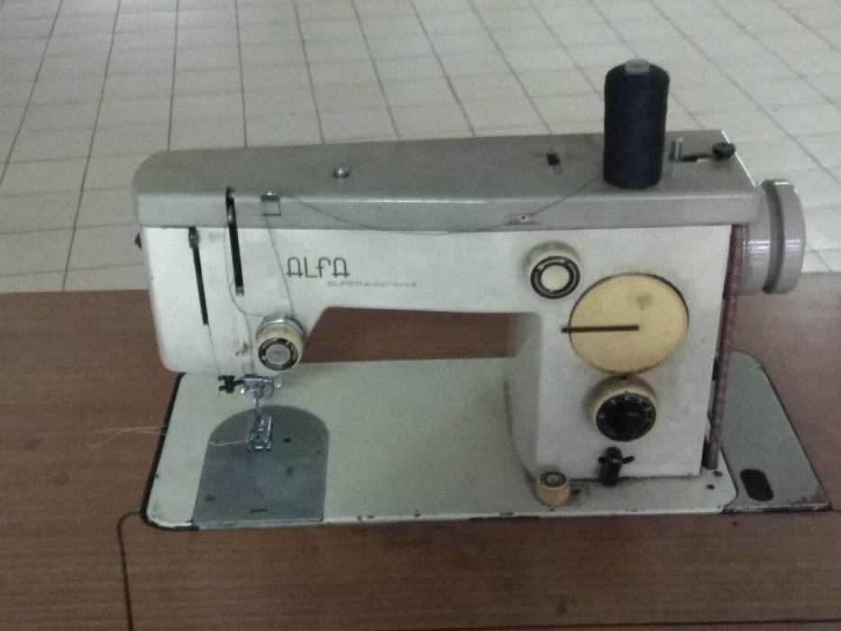 Máquina de Costura Elétrica - Marca Alfa (com Avaria) - Antiguidade