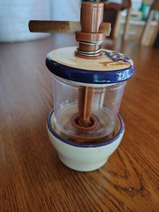 Porcelanowy młynek żarnowy do ziół ,pieprzu