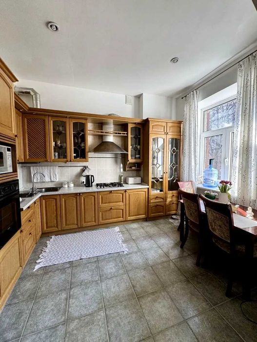 Здається в оренду 2-кімнатна квартира в центрі Києва