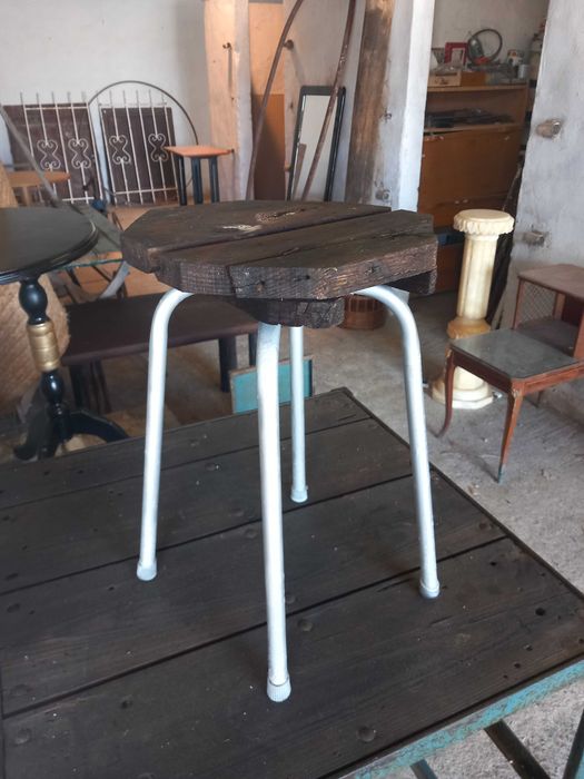 Banco rústico, assento octogonal de madeira escura, estrutura metalica três pernas  Altura 60cm Diâmetro 30cm