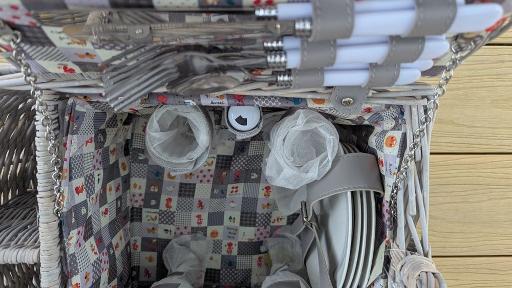 Kosz piknikowy z zastawą dla 4 osób