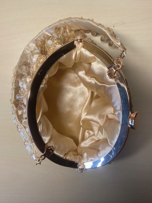 Bolsa indiana feita à mão em dourado com lantejoulas