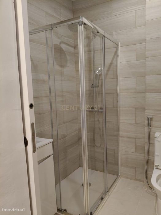 Apartamento T2 renovado pronto a estrear em Beato, a 500 metros do met