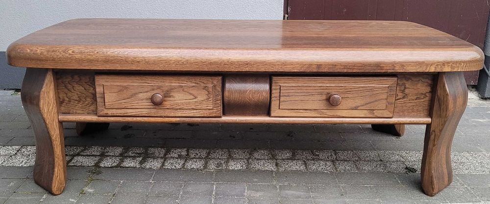 Ława dębowa z szufladami i grubym blatem.