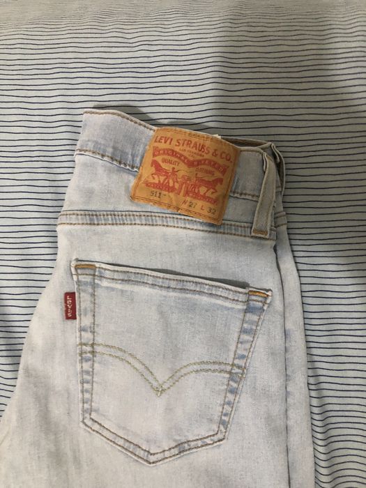 Dois pares de calcas levis