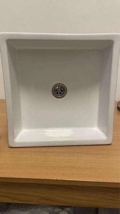 Umywalka biała - nablatowa