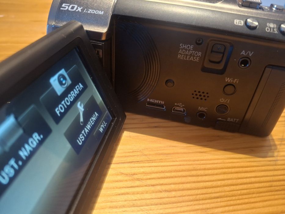 Оригінальна японська відеокамера Panasonic HC-V700