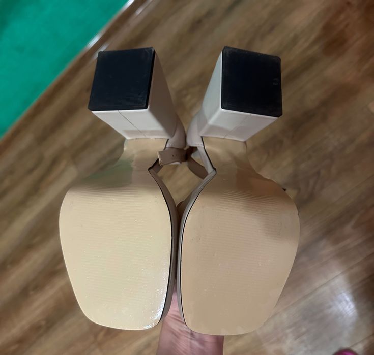 Бежеві босоніжки з натуральної шкіри 37 розміру