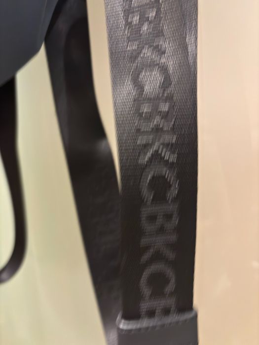 Mochila em pele, praticamente nova.