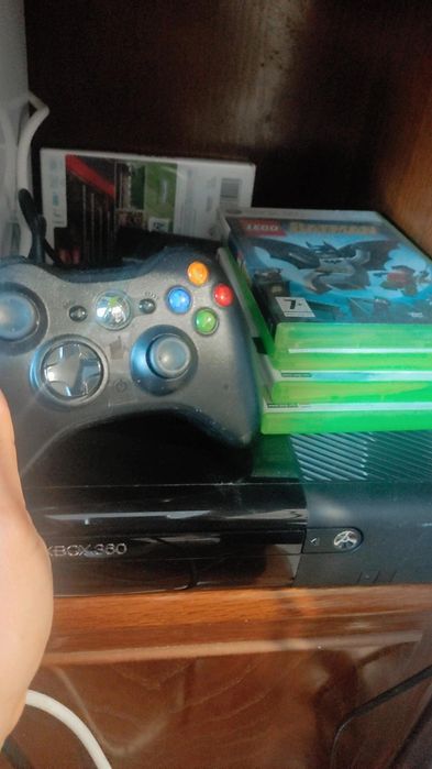 Xbox 360 , vende se por um bom preço €80 incluso 4 jogos usado 2 vezes64169660981761121