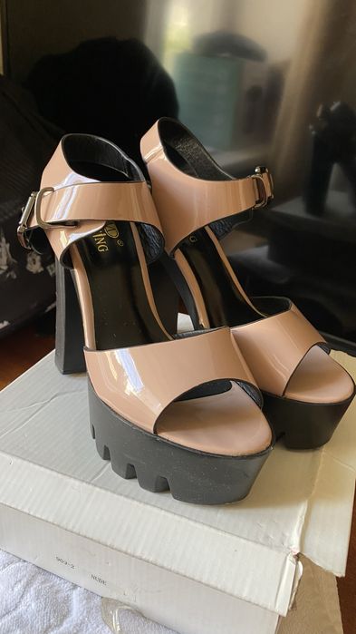 Бежеві туфлі на каблуку