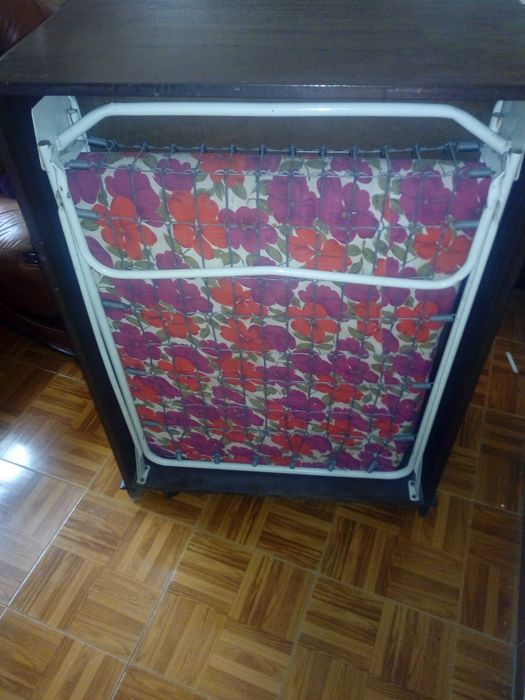 Armário e cama de madeira