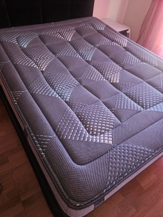 Cama Queen...mesa e 6 cadeiras ..mesa centro