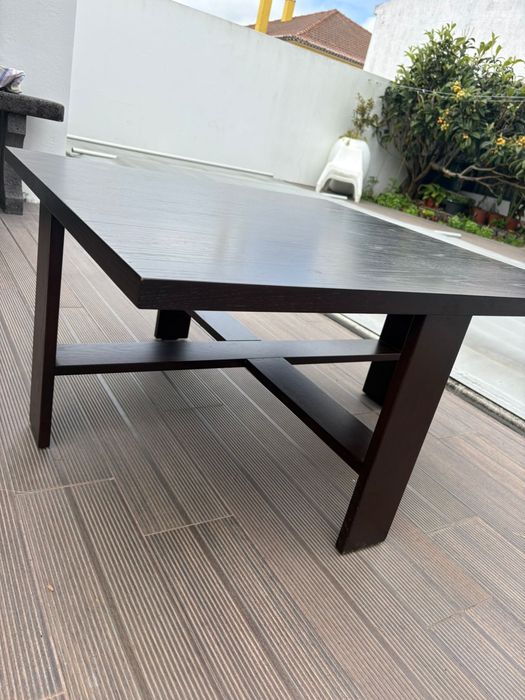 Mesa de centro em cor preta