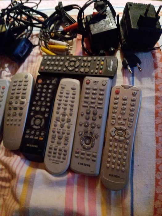 Продаю все дешего магнитофон маленький 200