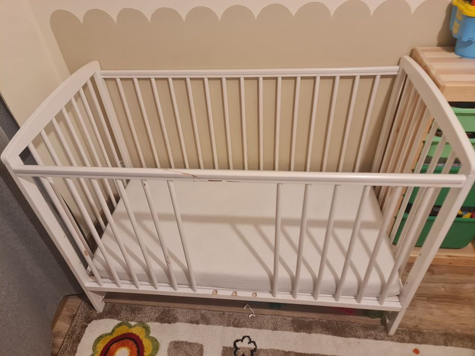 Łóżeczko dla dziecka z materacem