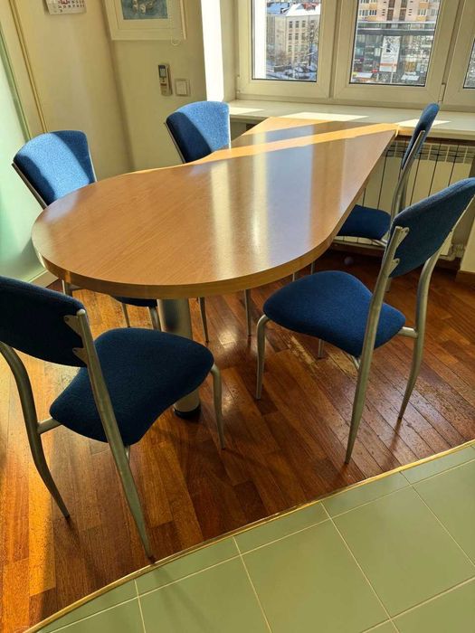 Кухонний стіл з одною ніжкою